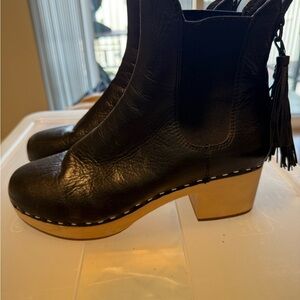 Elegant Black Leather Heeled Boots with Tassel